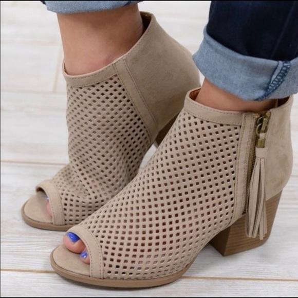 Qupid Shoes - QUPID / Perforated Peep Toe Bootie / SZ 9